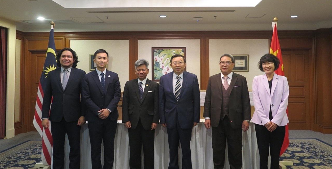 2020年10月(yuè)30日，廣民(mín)投捐贈防疫物(wù)資給馬來西(xī)亞大(dà)使館（左三馬來西(xī)亞大(dà)使、左二廣民(mín)投代表）。